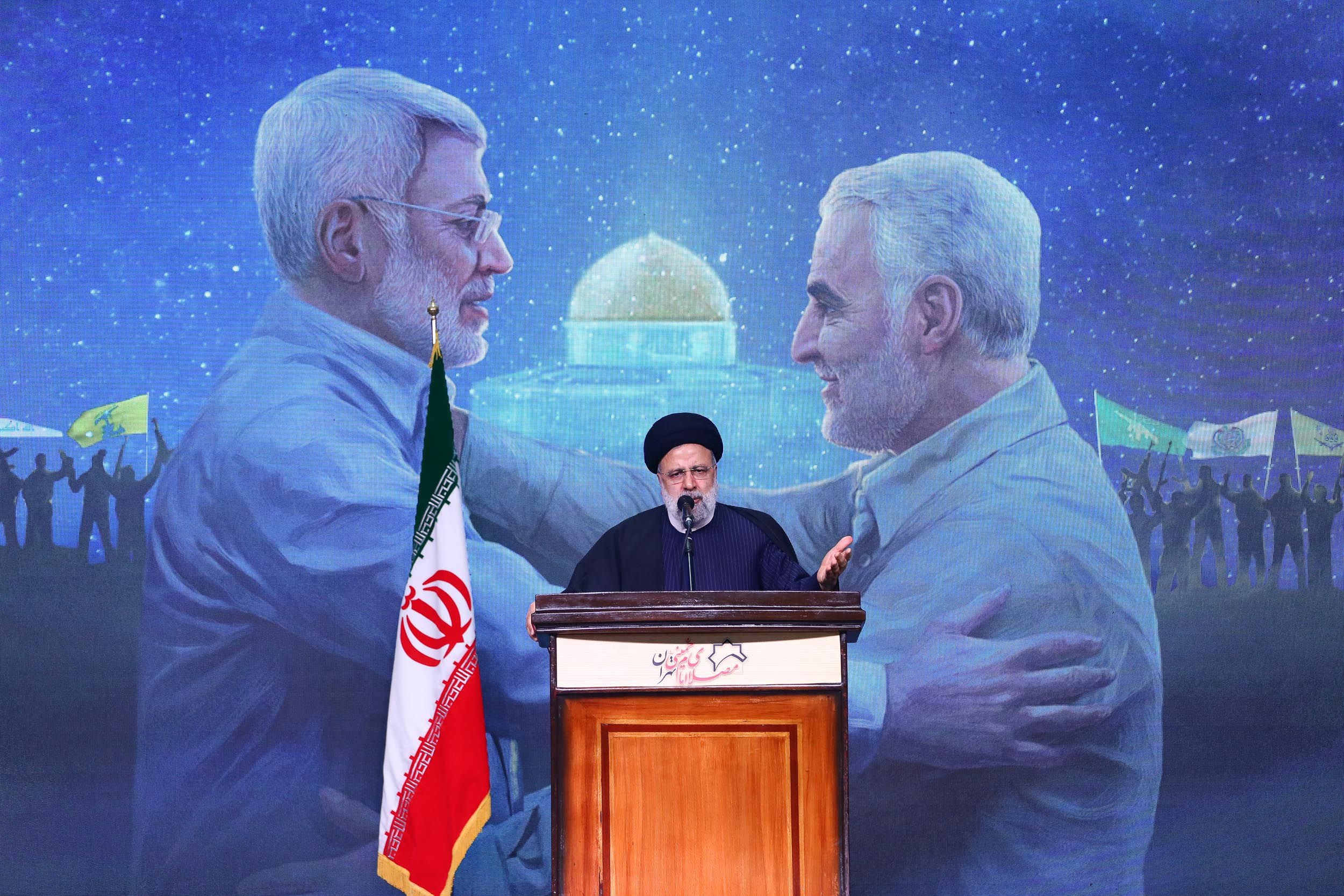 El presidente de Irán, Ebrahim Raisi, durante una ceremonia de conmemoración del aniversario de la muerte de Qasem Soleimani (en la pantalla). Europa Press/Contacto/Iranian Presidency/Archivo
