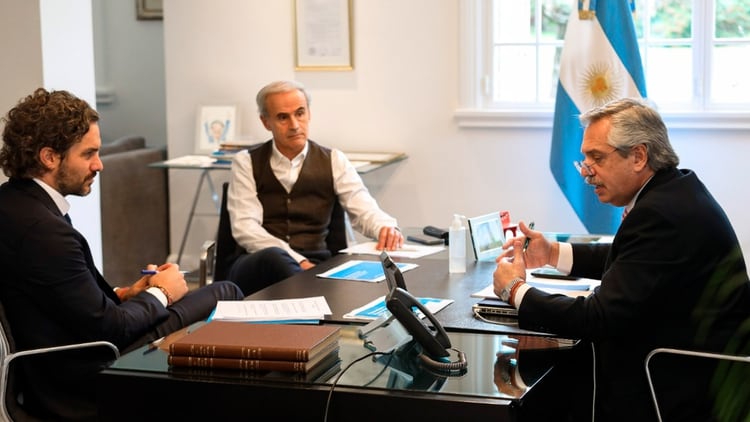 El presidente Alberto Fernández junto con el jefe de Gabinete, Santiago Cafiero, y el secretario de la Presidencia, Julio Vitobello