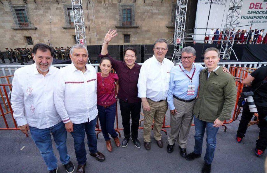 La y los aspirantes a la candidatura presidencial de Morena durante el evento de AMLo en el Zócalo. Foto: Twitter, @m_ebrard
