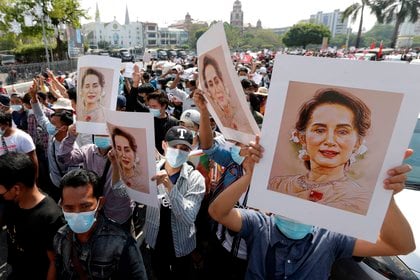 Manifestantes sostienen imágenes de Aung San Suu Kyi, la consejera del estado de Birmania, detenida, durante una protesta contra el golpe militar en Yangon, Birmania. Miles de personas tomaron las calles en el tercer día de protestas masivas contra el golpe militar. EFE/EPA/LYNN BO BO
