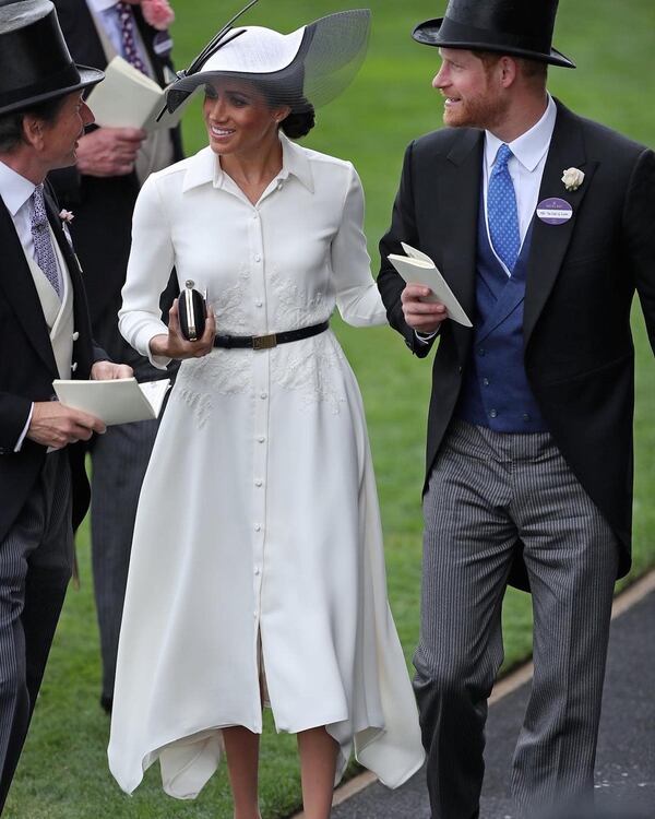 Meghan Markle y el príncipe Harry llegan a Ascot. Ella con un divino look by Givenchy.