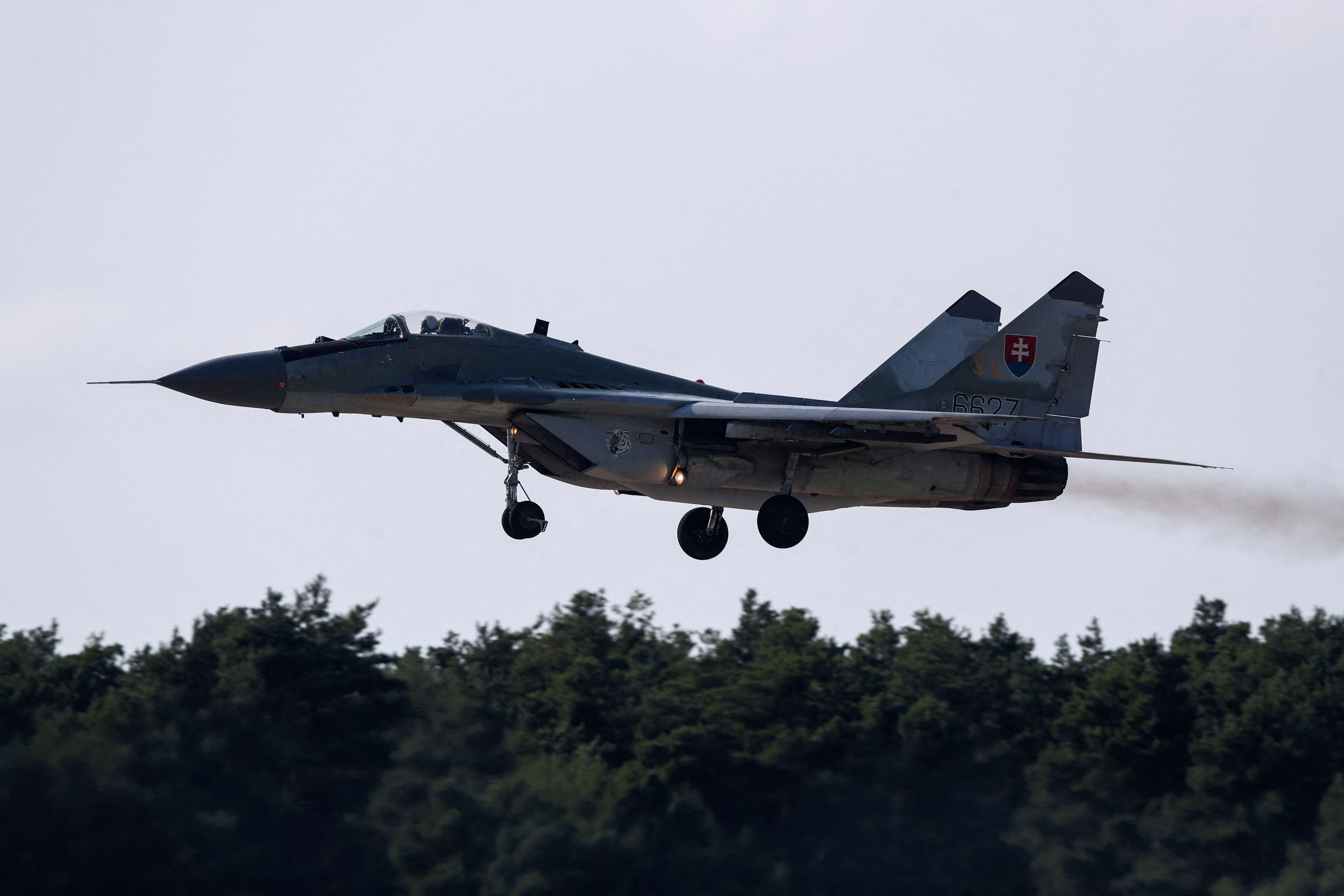 Un caza MiG-29 de fabricación rusa vuela cerca de la base aérea de Malacky, cerca de Malacky, Eslovaquia, 27 de agosto de 2022. (REUTERS/David W Cerny)