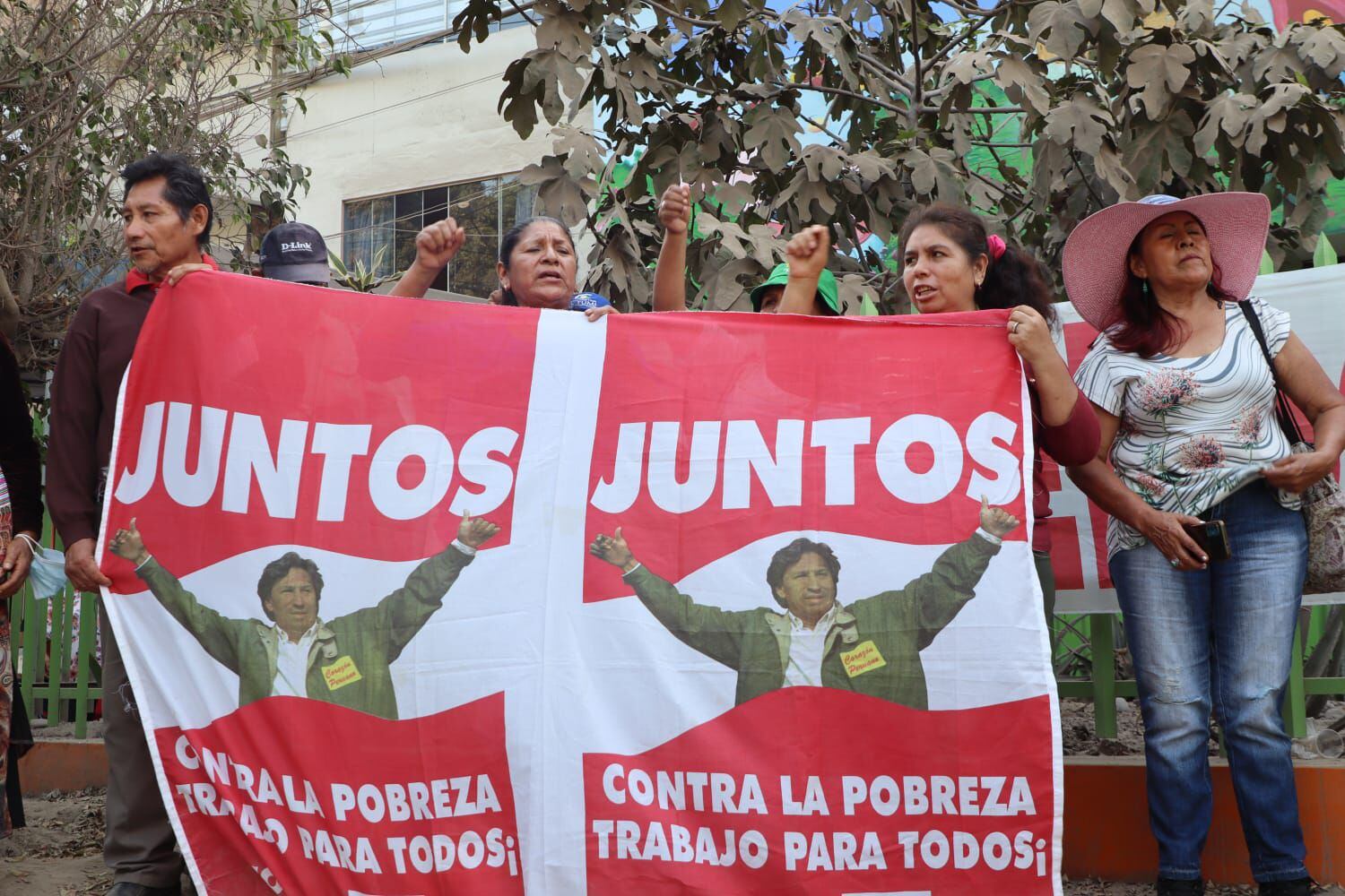 Los manifestantes, a favor del expresidente Alejandro Toledo, llegaron a los exteriores del penal de Barbadillo (Paula Díaz Elizalde/Infobae)
