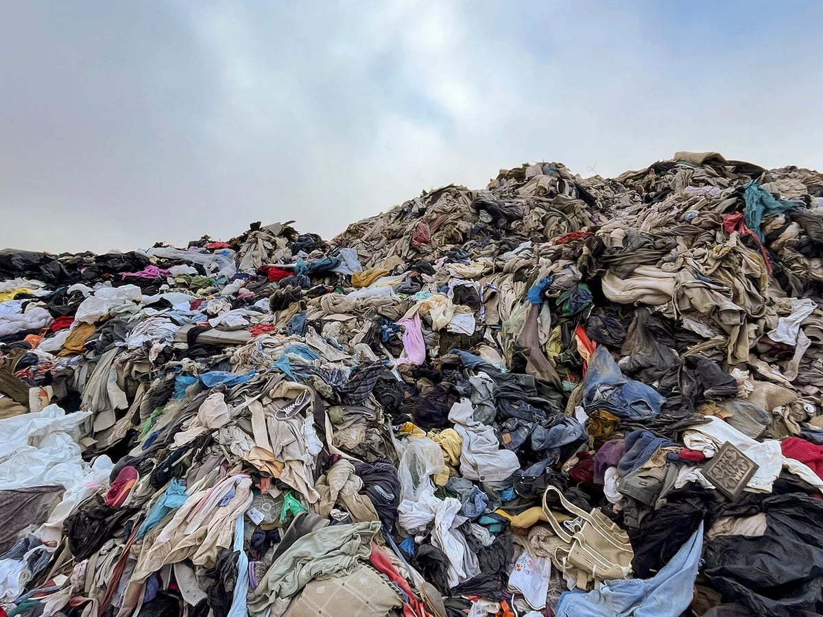 Moda tóxica: impactantes imágenes muestran un colosal “cementerio de ropa”  en el desierto de Atacama - Infobae