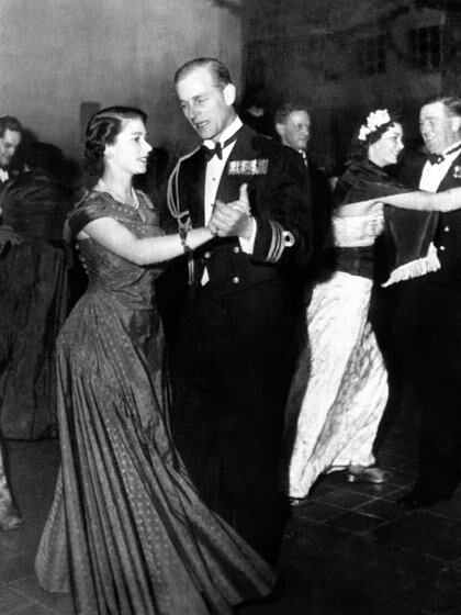 El 18 de diciembre de 1950. La princesa Isabel de Inglaterra, la futura reina Isabel II y el príncipe Felipe de Gran Bretaña, duque de Edimburgo durante un baile organizado por la Royal Navy