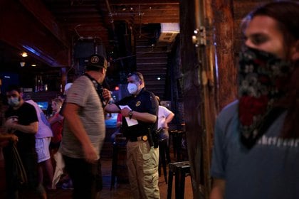 Un bar con gente con máscaras faciales en Florida, en medio del brote de coronavirus REUTERS/Nuri Vallbona/File Photo