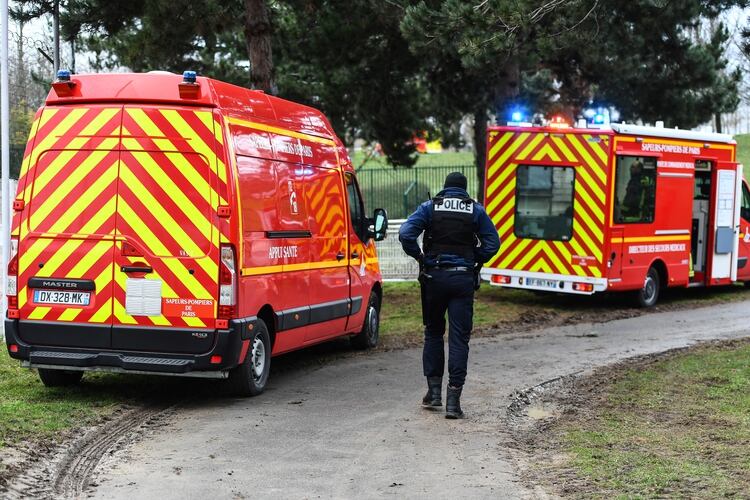 El presunto autor huyó hasta la cercana zona de L’Hay-les-Roses, donde se produjo un tiroteo con agentes de policía, quienes consiguieron neutralizarlo (CHRISTOPHE ARCHAMBAULT / AFP)