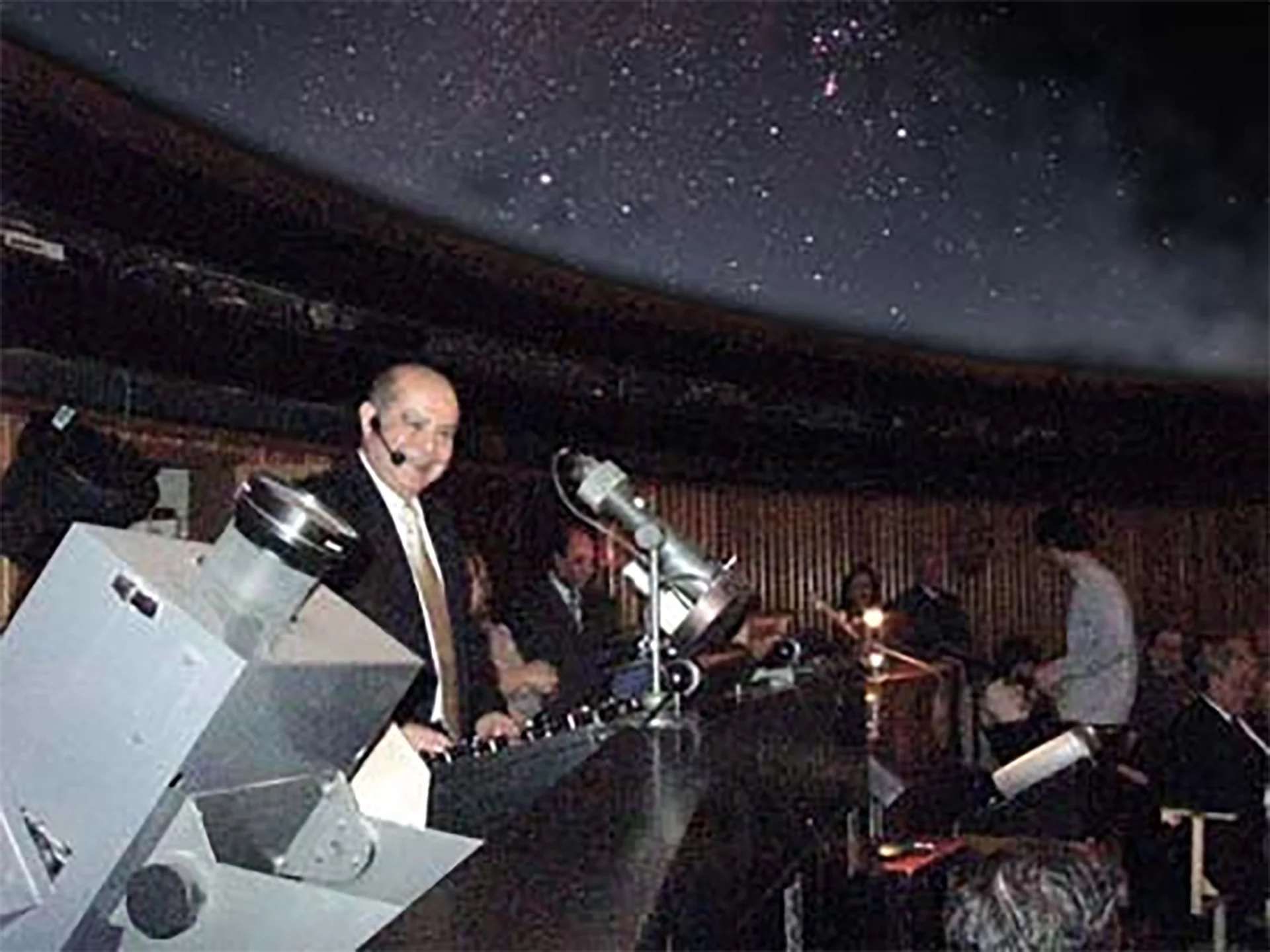 Antonio Cornejo en acción. El profesor, que dirigió al Planetario durante mas de tres décadas, se encargó también de realizar las presentaciones de distintos espectáculos.