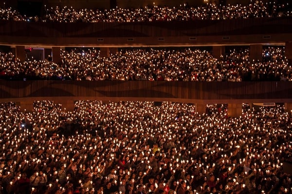 Cientos de personas levantan velas en Indonesia (AFP)