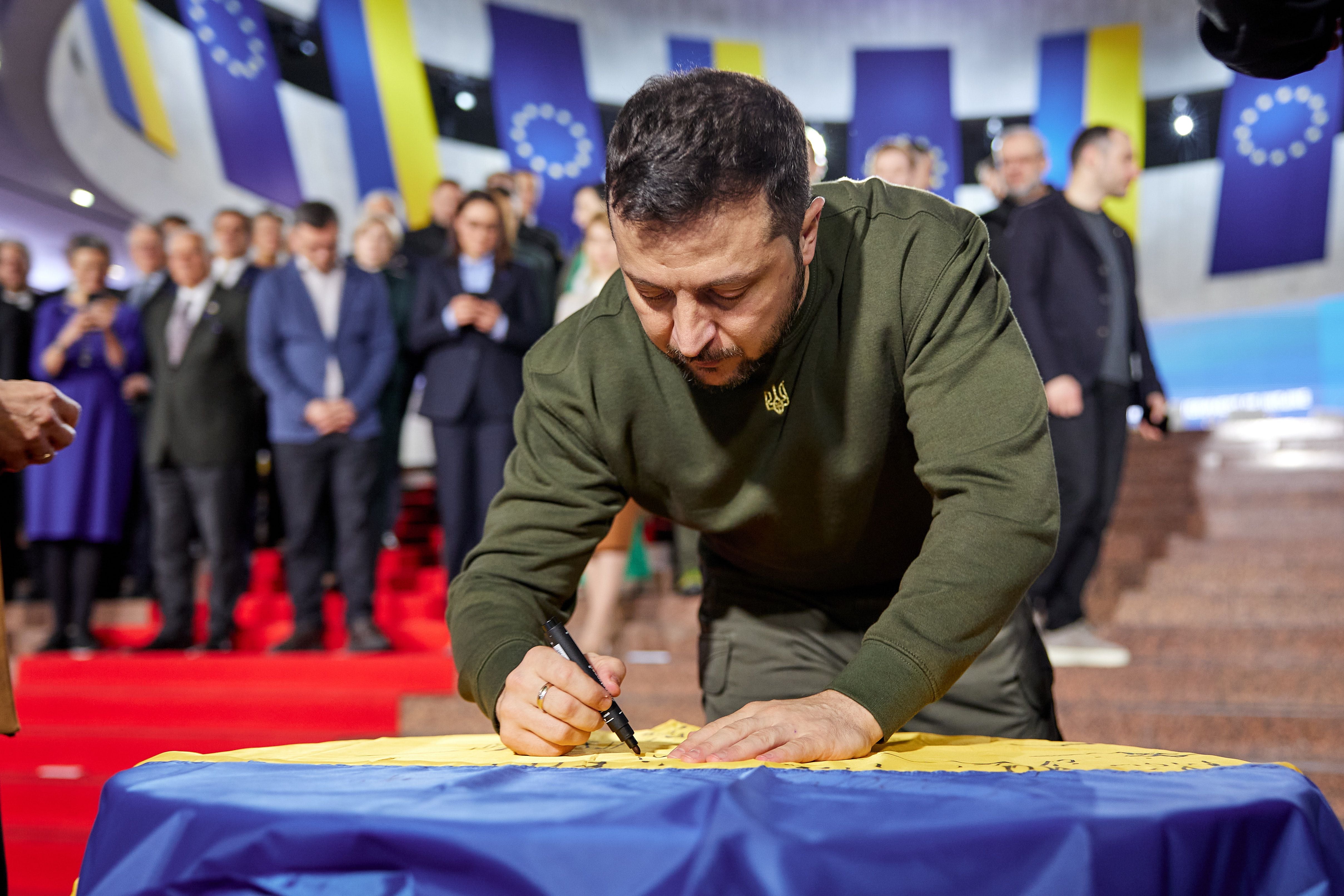 Zelensky firma una bandera ucraniana frente a los diplomáticos europeos (Europa Press)