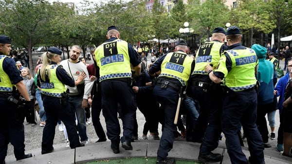 La policía impide el paso a manifestantes de izquierda durante el acto de campaña del partido ultraderechista ”Alternativa para Suecia” celebrado en el parque King’s Garden de Estocolmo (EFE)