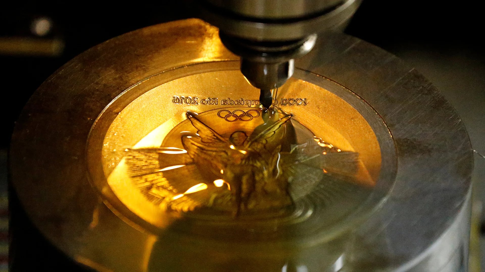 Una máquina serigrafía una medalla olímpica Río 2016 en la Casa de la Moneda de Brasil (Reuters)