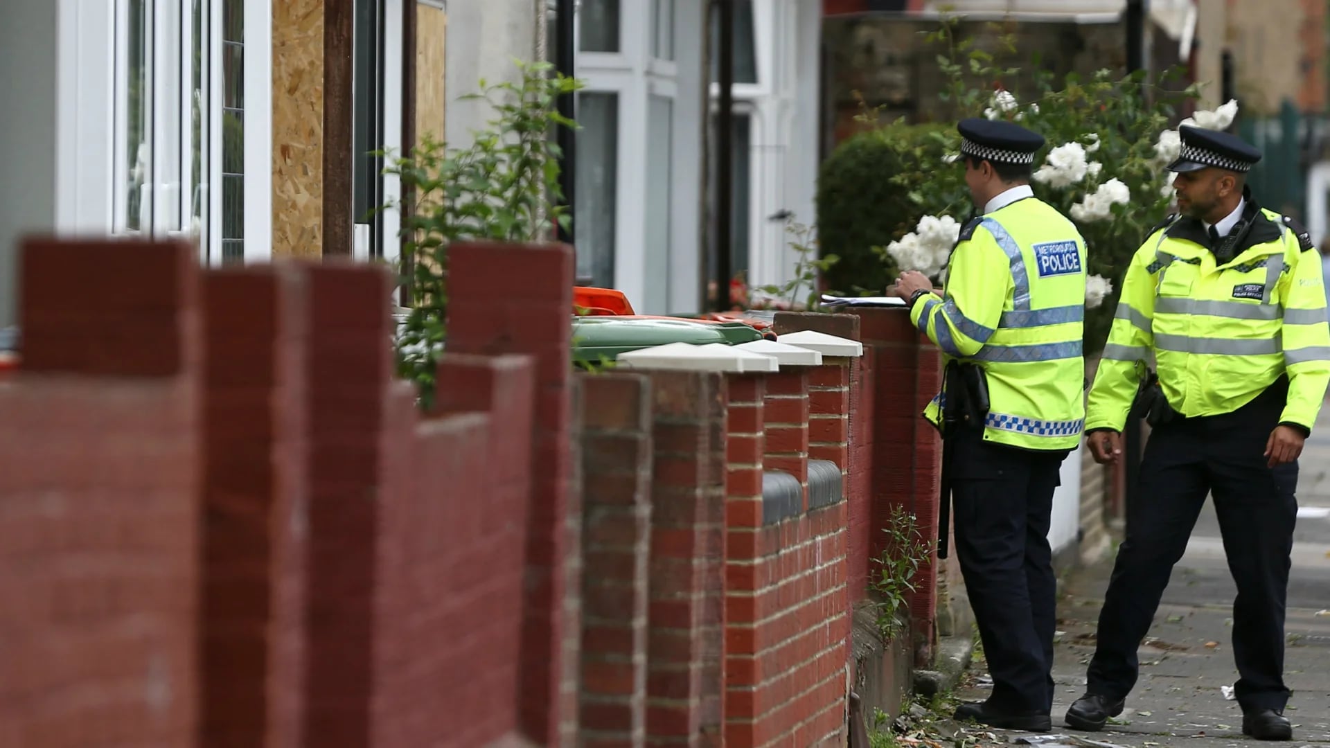 La policía británica sigue investigando si otras personas están relacionadas con el ataque (Reuters)