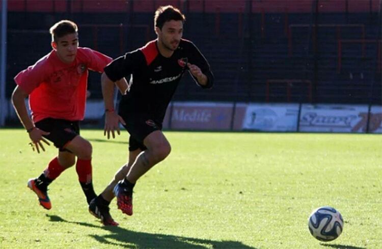 Cuffaro marcando a Ignacio Scocco en un entrenamiento con Newell’s