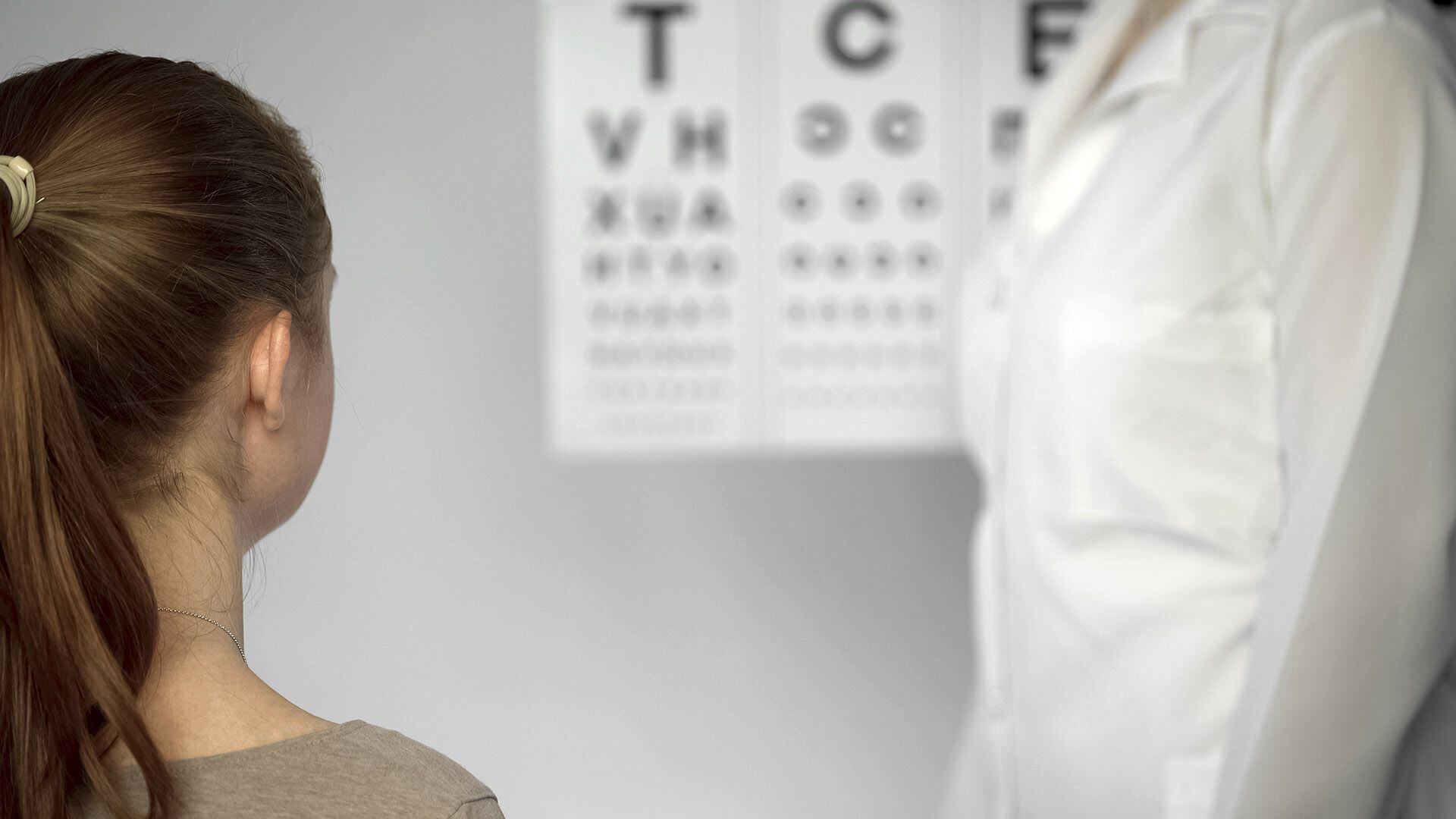 Aunque las largas jornadas del trabajo pueden causar fatiga visual, existen enfermedades oculares que la empeoran como la miopía.(Getty)