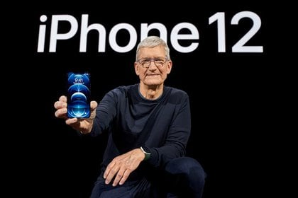 Foto de archivo: El presidente ejecutivo de Apple, Tim Cook, posa con el iPhone 12 Pro en el Apple Park de Cupertino, California, Estados Unidos, en una foto publicada el 13 de octubre de 2020.  Brooks Kraft/Apple Inc./vía REUTERS