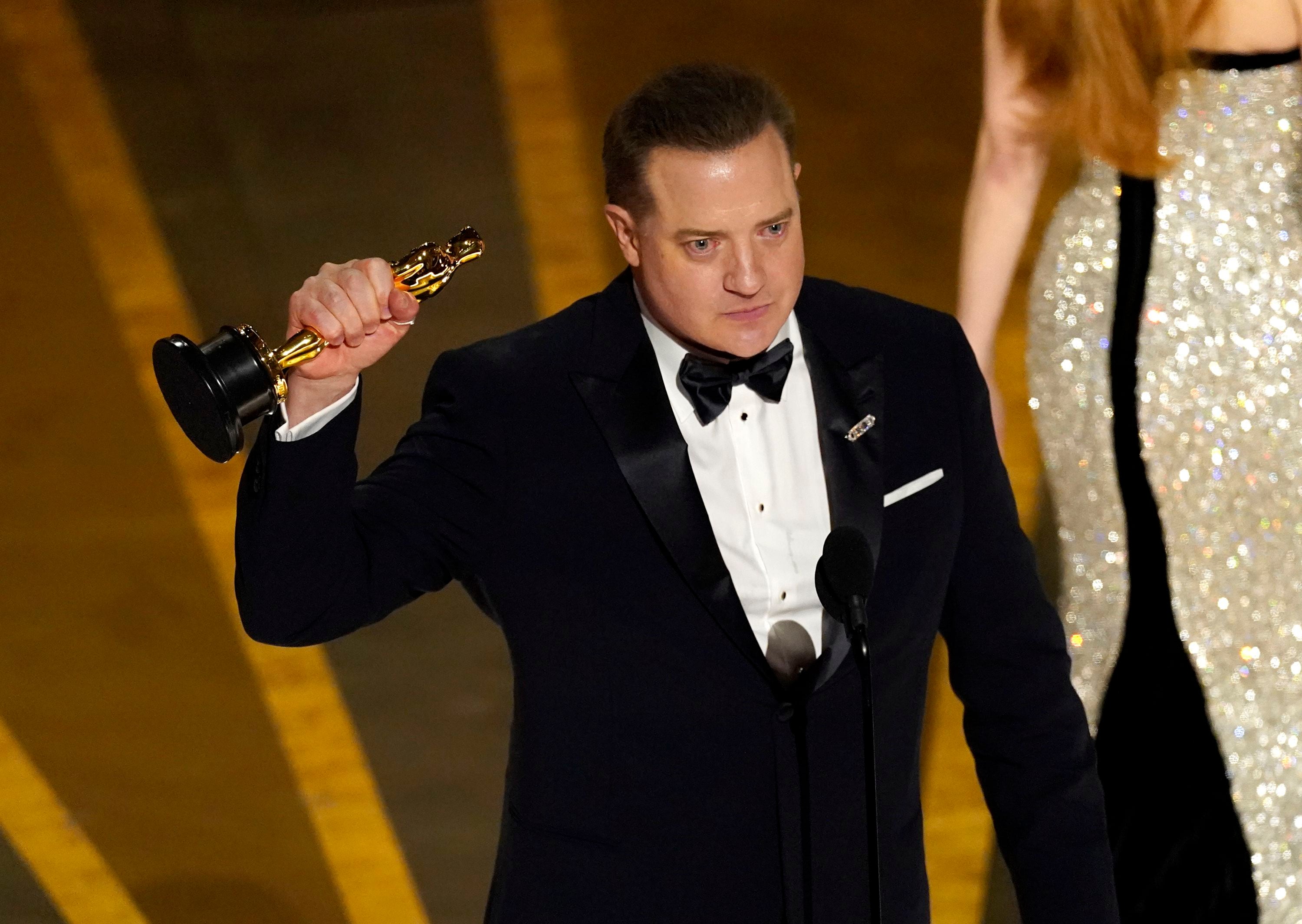 Durante su discurso de aceptación en los premios Óscar de 2023, Brendan Fraser agradeció al director Darren Aronofsky por darle "un salvavidas creativo". (Créditos: AP/Chris Pizzello)