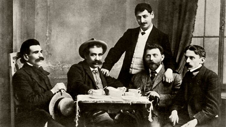 Hersch Dovid Nomberg, Chaim Zhitlovsky, Scholem Asch, Isaac Leib Peretz y Abraham Reisen durante la Conferencia de Czernowitz, de 1908