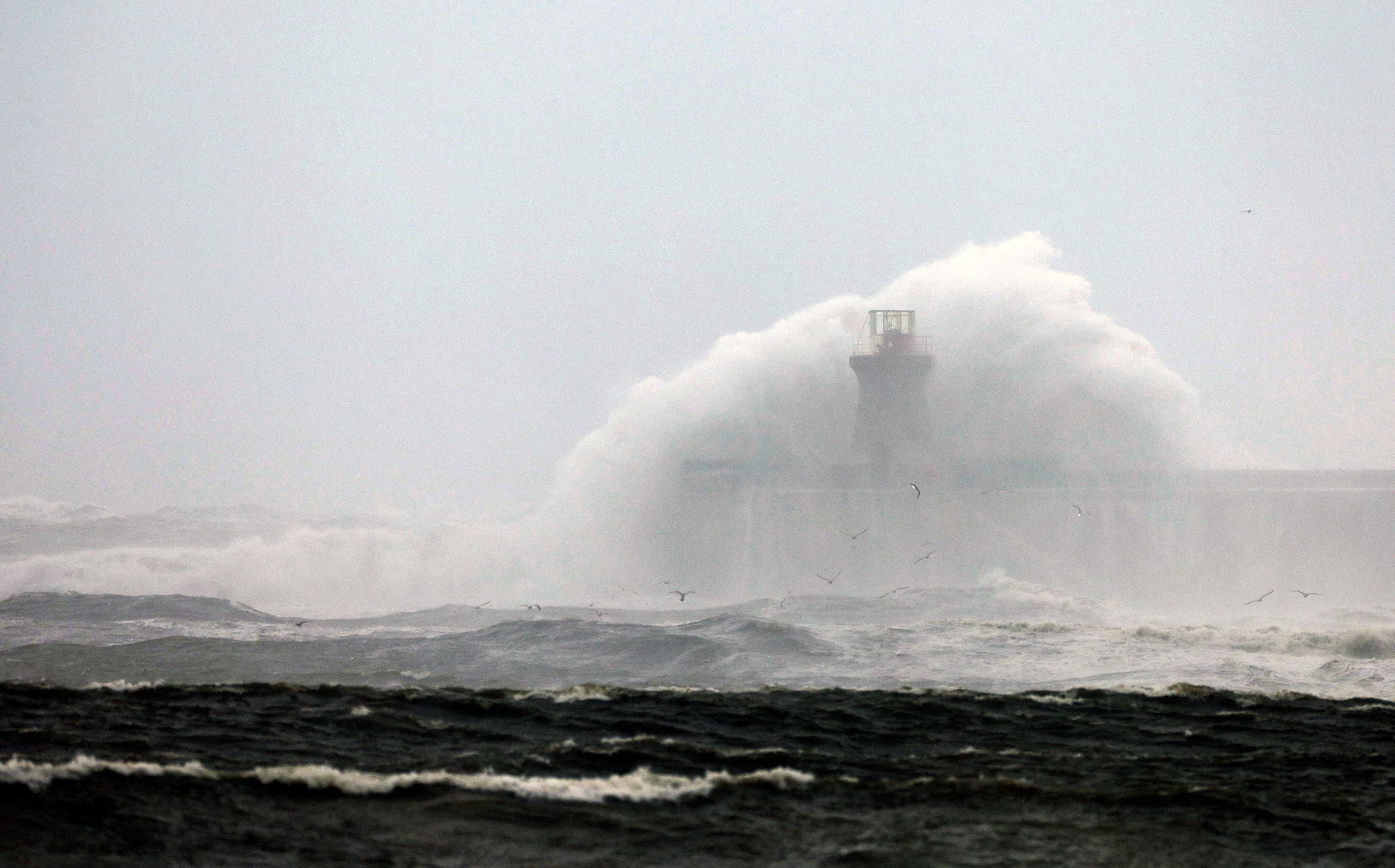 Las olas chocan contra el faro de South Shields tras los daños sufridos por la cúpula durante la tormenta Babet en Seaham, Gran Bretaña (REUTERS/Lee Smith)