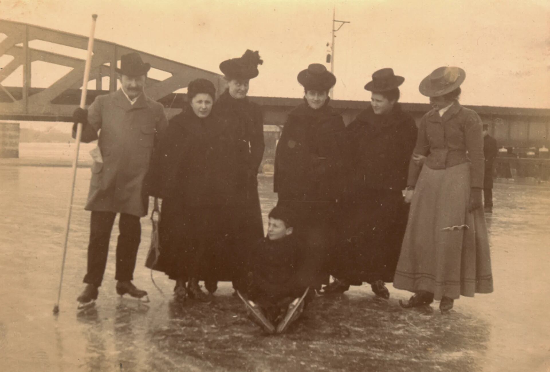 La muestra fotográfica no sólo muestra escenas cotidianas de la construcción de la base naval, sino también de la vida de los pioneros holandeses en el sur del país.