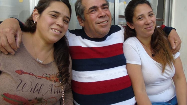 Eduardo Martí junto a dos de sus hijas
