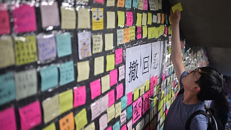 Post-it con mensajes contra el Gobierno en Hong Kong (AFP)