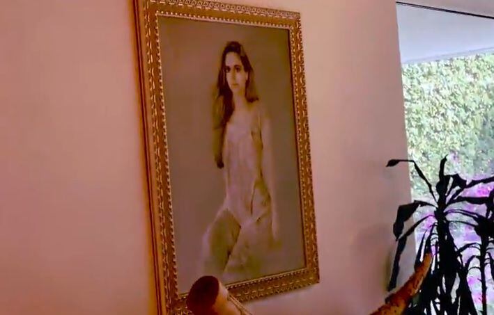 Una pintura al óleo donde una Maribel Guardia de muy joven posa, adorna la sala (Foto: Captura de pantalla)