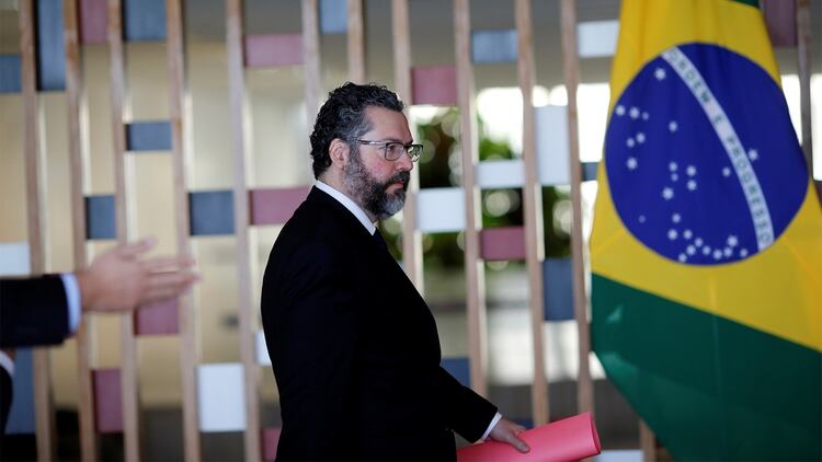 El ministro de Relaciones Exteriores de Brasil Ernesto Araujo arriba al Palacio deÂ Itamaraty en BrasiliaÂ este martes (Foto: REUTERS/Adriano Machado)