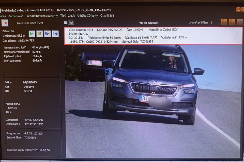 Momento que el sistema de las cámaras de seguridad lograron captar al vehículo en movimiento (Facebook Polícia SR - Trnavský kraj)