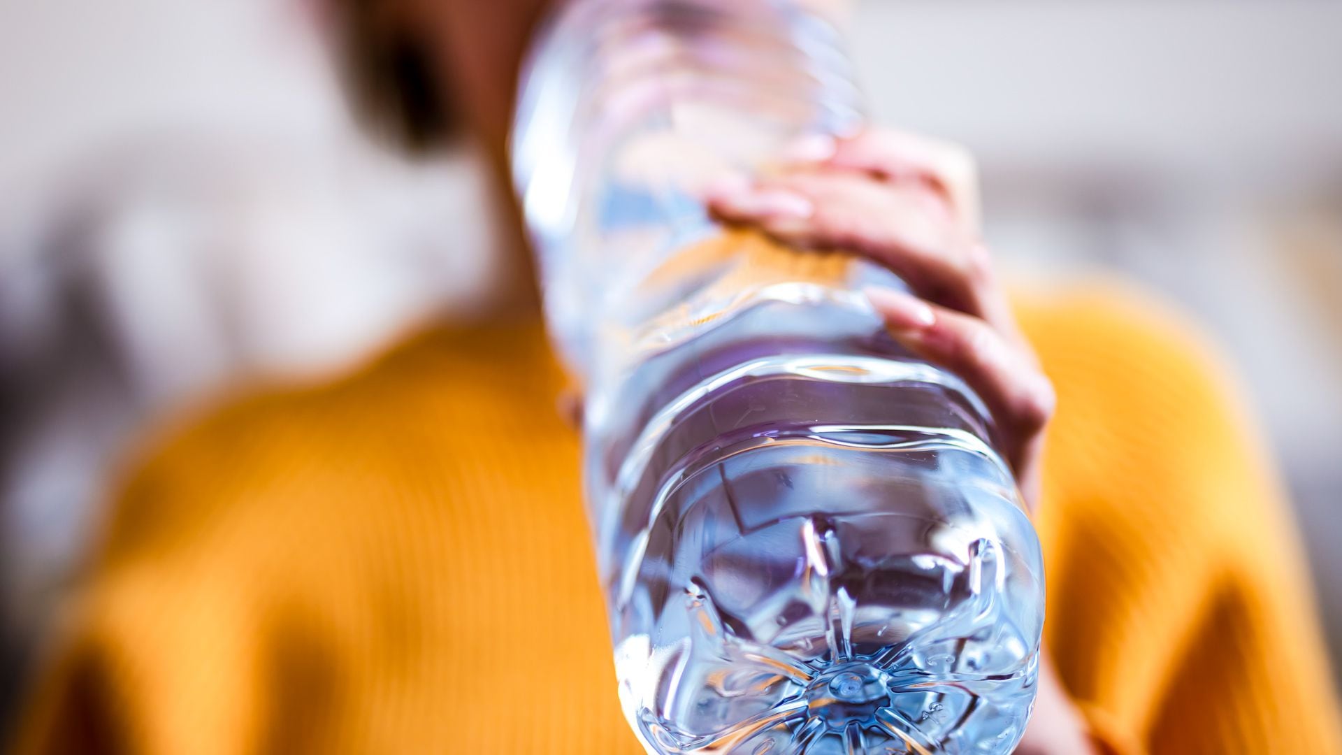 Estar bien hidratados es un factor clave para favorecer el descanso (Getty)