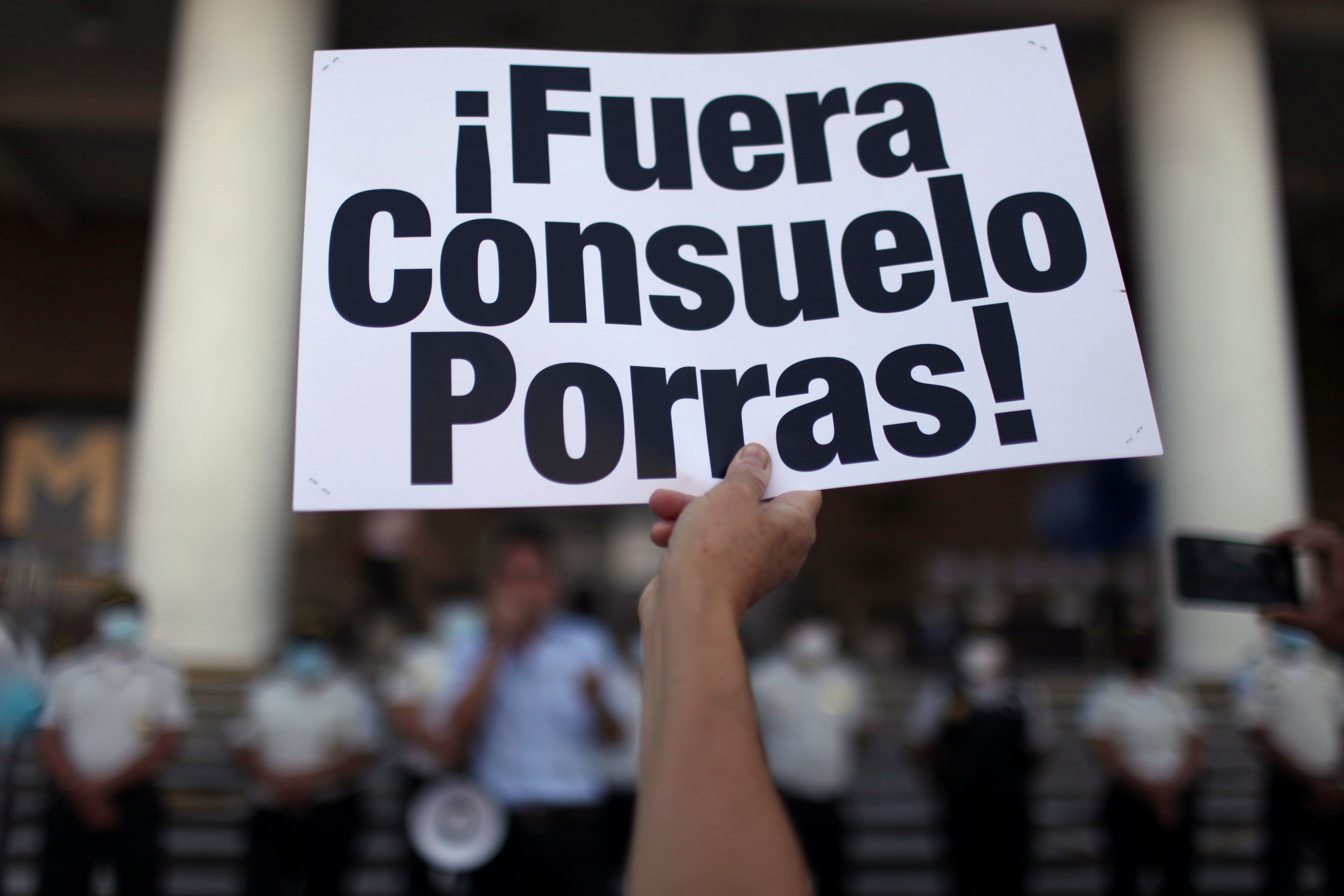 Un manifestante sostiene un cartel contra la fiscal general Consuelo Porras en Ciudad de Guatemala (REUTERS/Sandra Sebastian)