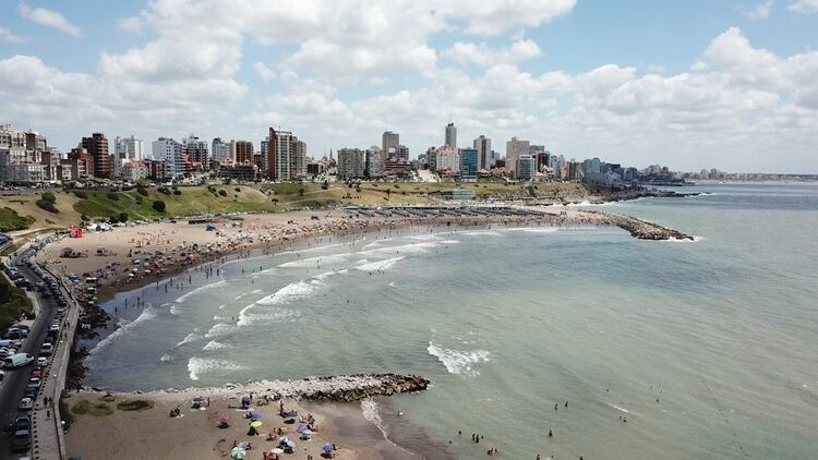 De acceso gratuito, las playas son la principal razón por la que la gente visita Mar del Plata, pero se advierte que en el verano (de diciembre a marzo) pueden estar muy llenas