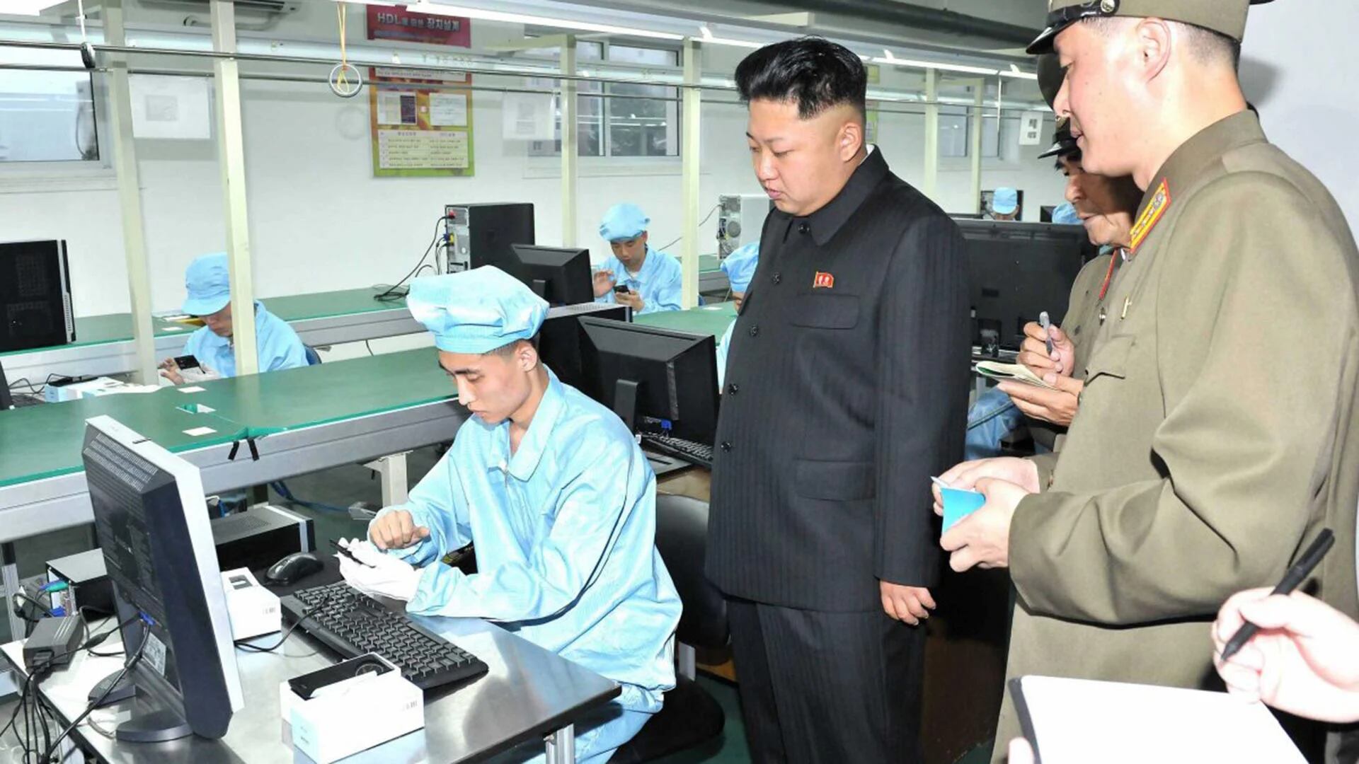 Kim Jong-un en una visita a una fábrica de teléfonos norcoreanos. Se especula que en realidad es un lugar de inspección, y que los dispositivos se encargan a China