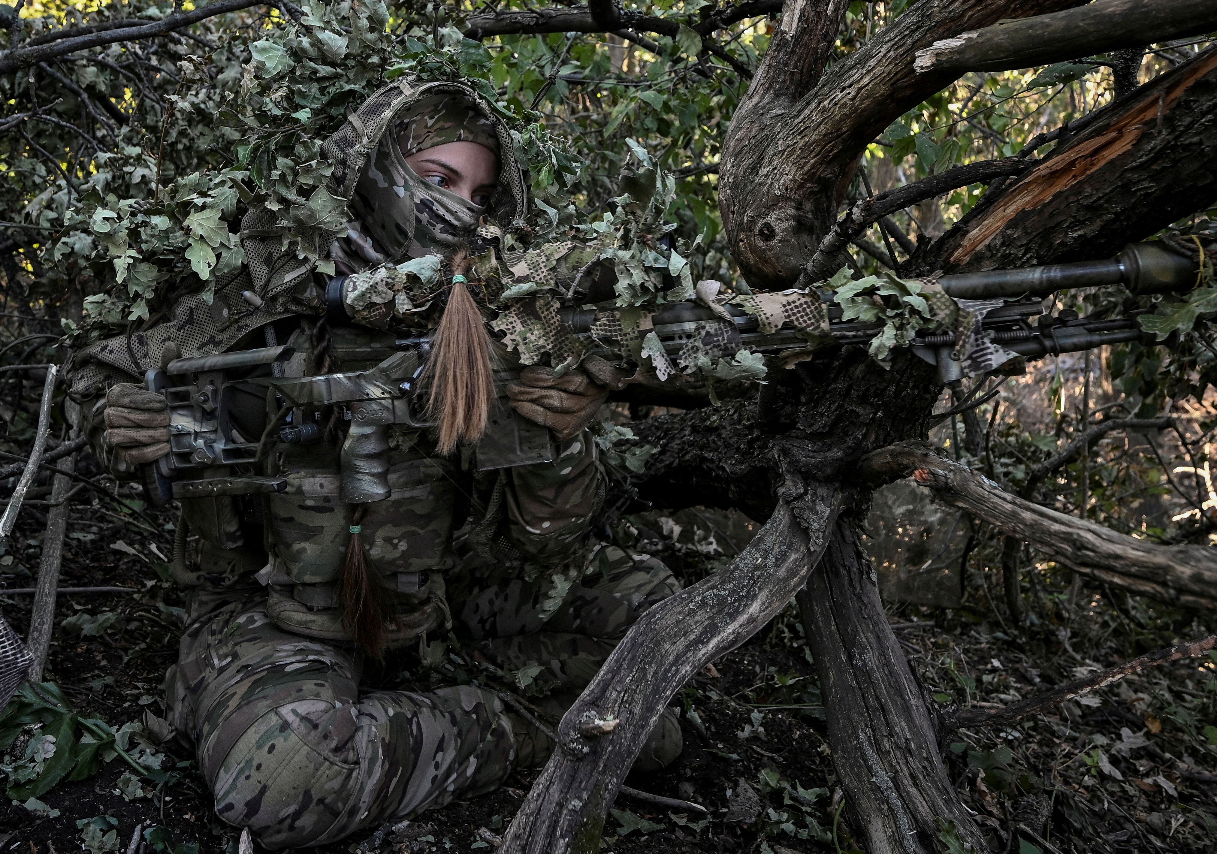 Un francotirador de la 3ª Brigada de Asalto Separada de Ucrania toma posición durante una misión de reconocimiento cerca de Bajmut (REUTERS)