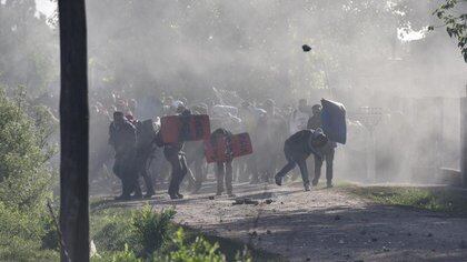 Las fuertes imágenes del desalojo en Guernica (Adrián Escandar)