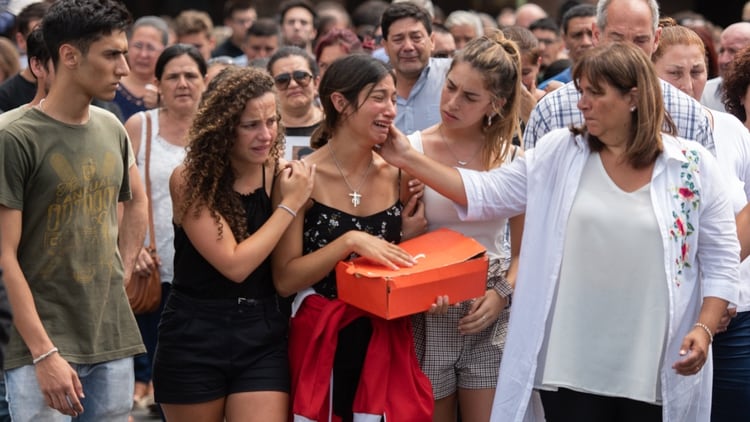 Julieta Rossi en el cementerio de la Chacarita. En sus manos llevaba una caja de color naranja, donde guardaba las cartas de amor que pensaba darle a su novio Fernando Báez Sosa.