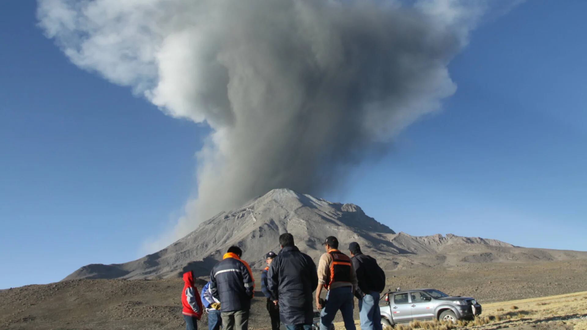 Autoridades locales advirtieron a los lugareños que no deben permanecer en los alrededores del volcán Ubinas.