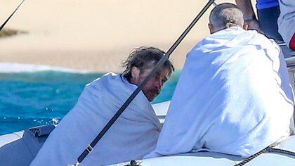 Brad Pitt  fue visto en un bote con Flea de los Red Hot Chili Peppers (Grosby)