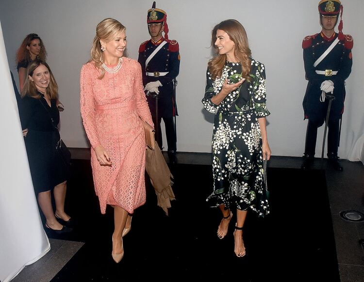 Espléndidas y amigas, la reina Máxima de Holanda y Juliana Awada en el ingreso al Malba.  (Nicolás Stulberg)