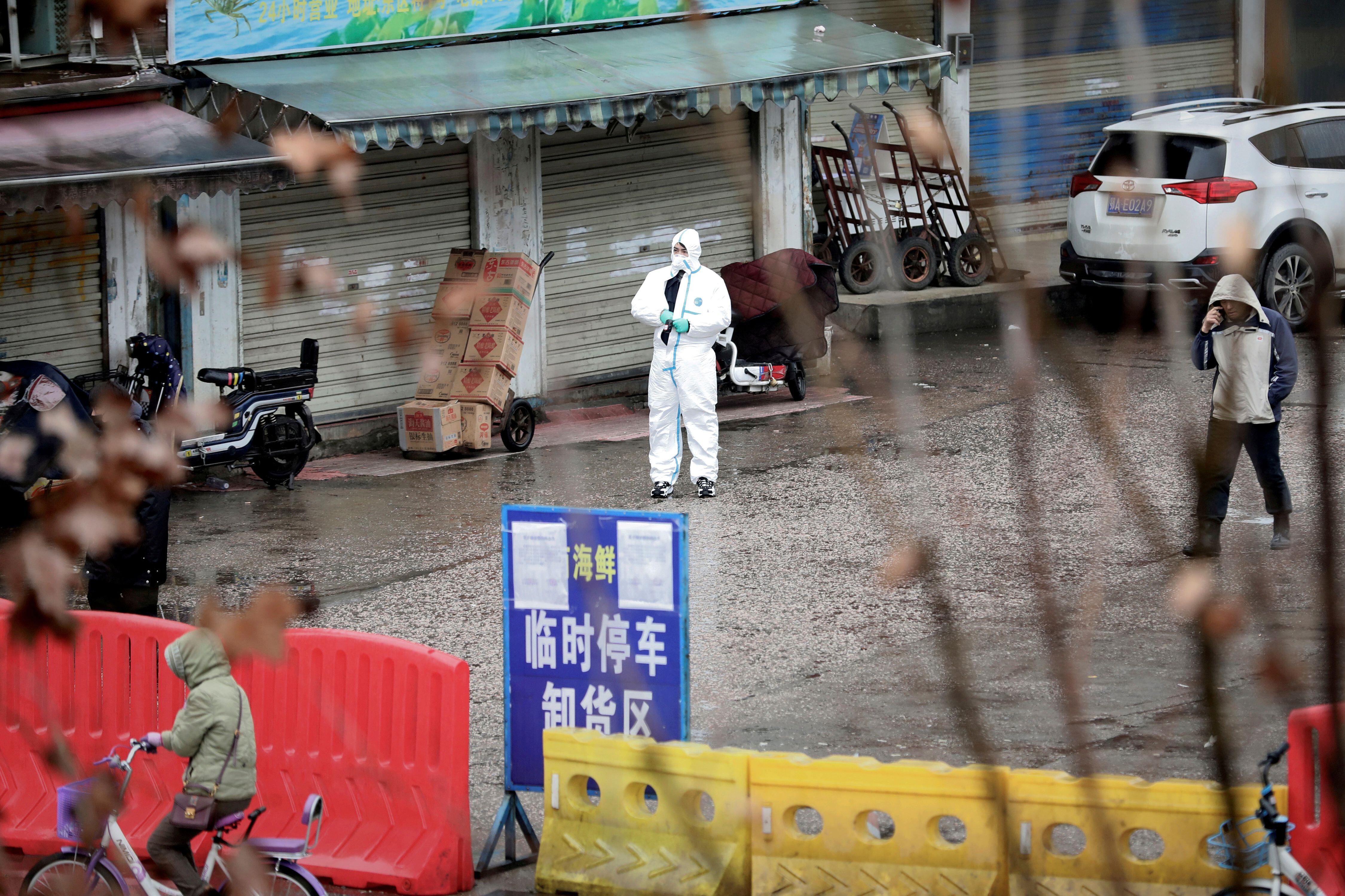 Un trabajador con traje protector en el mercado cerrado de Wuhan, provincia de Hubei, China, el 10 de enero de 2020 (Reuters/ Stringer/ archivo)