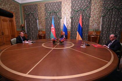10/10/2020 Armenia/Azerbaiyán.- Armenia y Azerbaiyán acuerdan un alto el fuego "humanitario" en Nagorno Karabaj a partir del sábado.

El ministro de Exteriores de Rusia, Sergei Lavrov, ha anunciado un alto el fuego "humanitario" acordado entre Armenia y Azerbaiyán a partir del sábado a mediodía para cesar las hostilidades en la región de Nagorno Karabaj, tras más de 10 horas de negociaciones entre los tres países, aunque los parámetros específicos se acordarán "en conversaciones separadas".

POLITICA 
TWITTER @NAGHDALYAN
