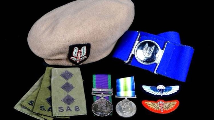Las condecoraciones e insignias que Andy Legg, capitán de la SAS subastó el año pasado.