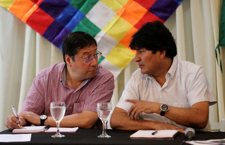 Luis Arce junto a Evo Morales en Buenos Aires (REUTERS/Agustin Marcarian)