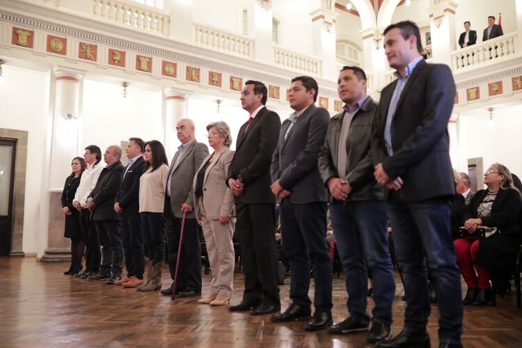 Jeanine Áñez, presidenta interina, junto a los nuevos ministros en el palacio presidencial en La Paz, Bolivia. (REUTERS/Luisa Gonzalez)