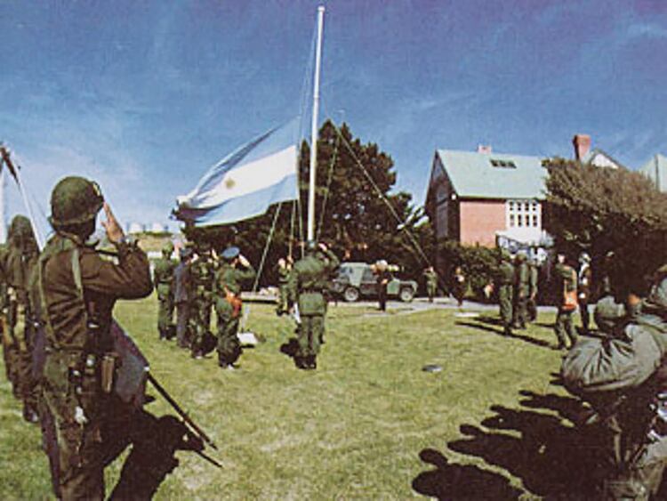 2 de abril de 1982: la bandera argentina se izÃ³ por primera vez en 149 aÃ±os en las islas Malvinas