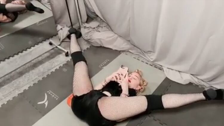 La “Reina del Pop” mostró en este clip el ejercicio que realiza cada mañana durante su calentamiento e iniciar sus ensayos de su gira Madame X. (Foto: captura de pantalla)