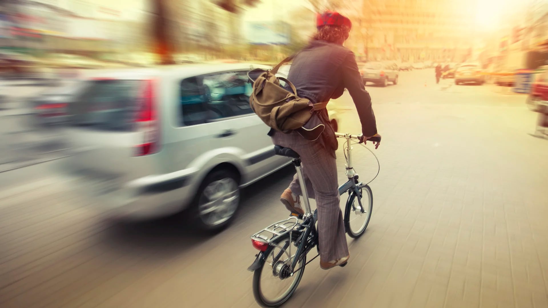 Autos y bicicletas deben convivir y respetar normas de seguridad en la vía pública (iStock)