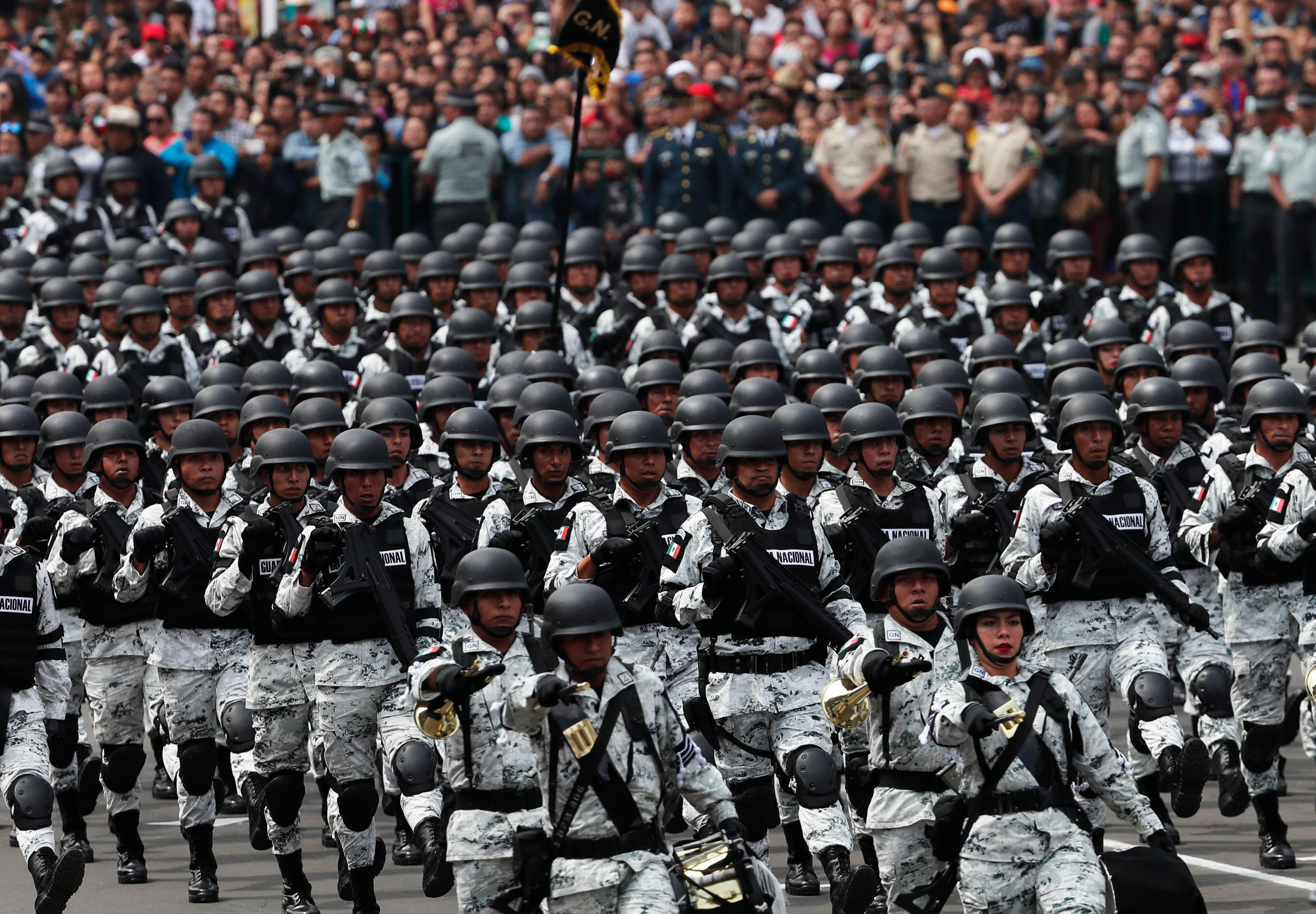 Elementos de la Guardia Nacional estarán vigilando estaciones de migración (AP Foto/Marco Ugarte, Archivo)