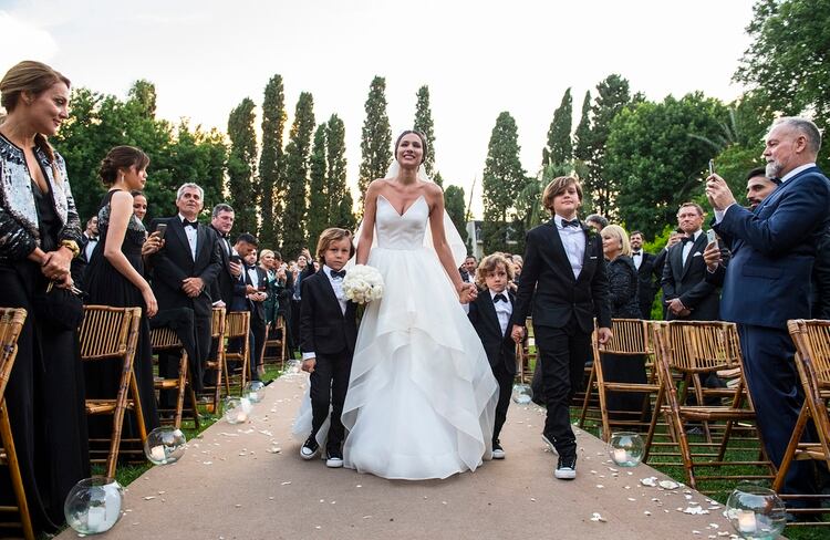 Llegó al altar acompañada por los hijos que tuvo con Benjamín Vicuña