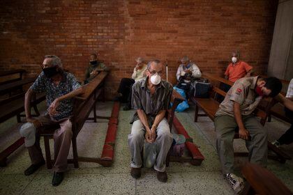 Maduro exigió a los obispos venezolanos recibir en sus iglesias a personas infectadas con coronavirus (AP Foto/Ariana Cubillos)